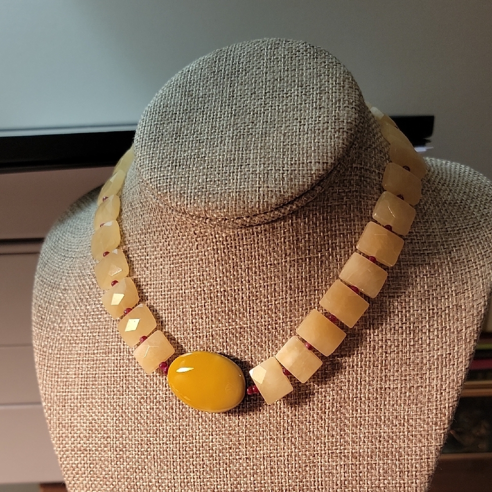 Elegant Vintage Yellow Stone Necklace